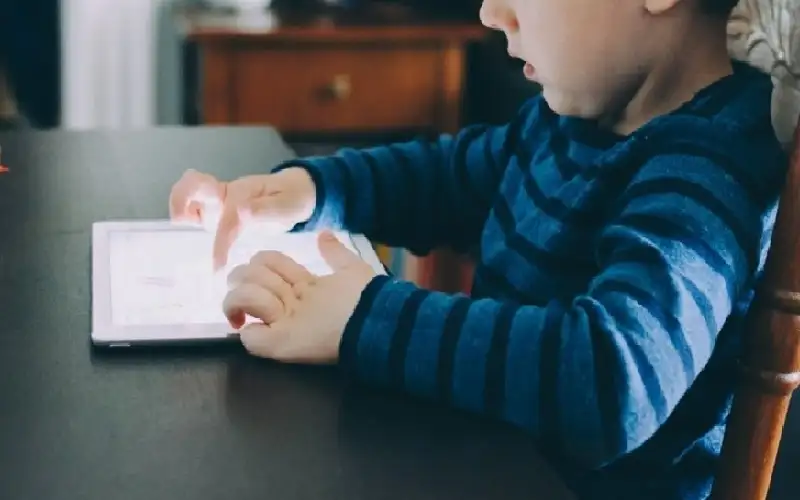 التعرض المفرط للشاشة يقلل مهارات الطفل