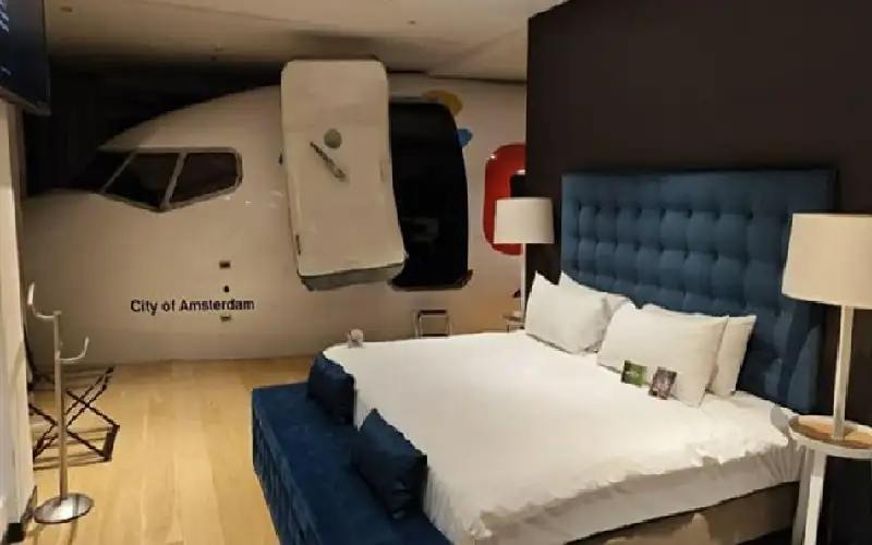 يفاجأ بطائزة بوينغ قرب سريره في