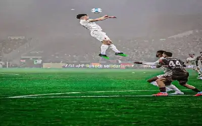 بارتقاء خيالي.. لاعب مغمور يتحدى كريستيانو