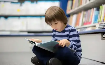 بشرط اقتناء الكتاب الصحيح.. الأطفال والقراءة..