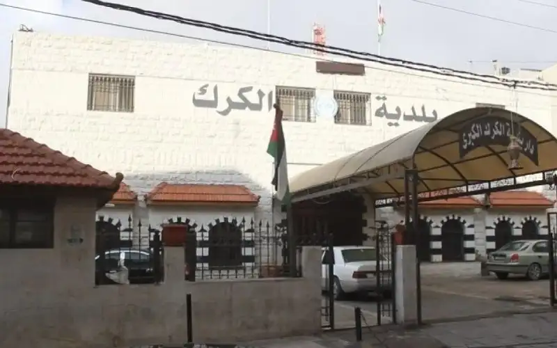 بلدية الكرك تضبط مواد غذائية غير