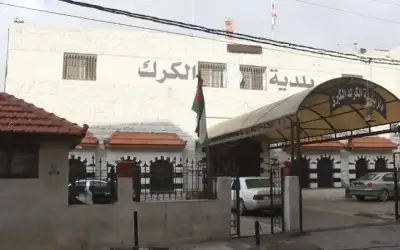 بلدية الكرك تضبط مواد غذائية غير