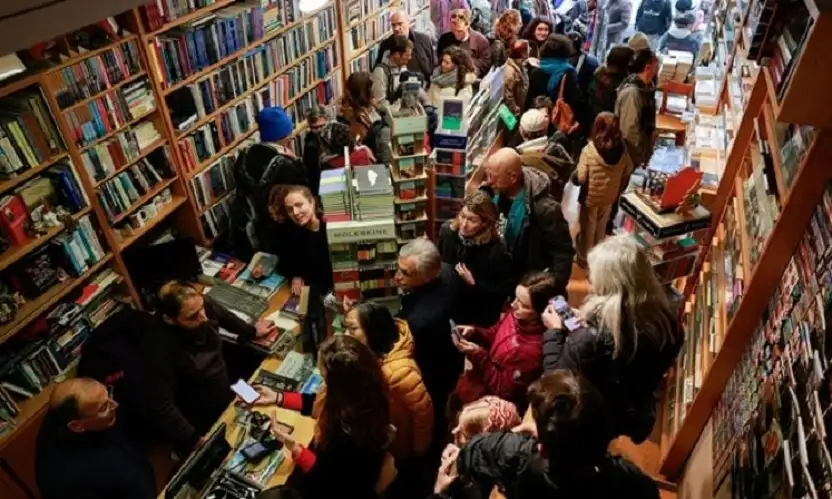 شرطة الاحتلال تداهم متجر كتب في