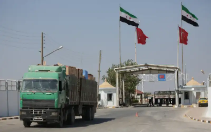 تركيا ترفع قيود التجارة والعبور مع