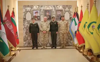 رئيس هيئة الأركان يكرم ضابطين من