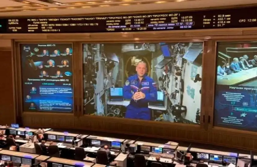 رائد فضاء روسي يقدم أطروحة الماجستير