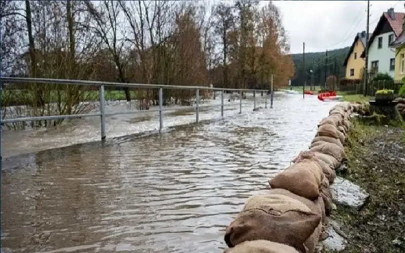 جهود لإنقاذ ذكريات غمرتها الفيضانات في