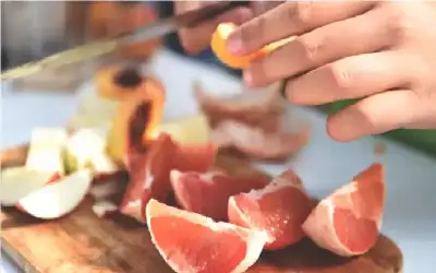 أطباء يحذرون: تناول هذه الفاكهة قد