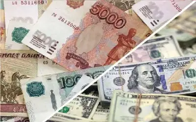 الروبل يصعد أمام الدولار إلى مستوى