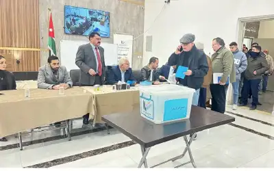 فتح صناديق الاقتراع لانتخابات أربعة فروع