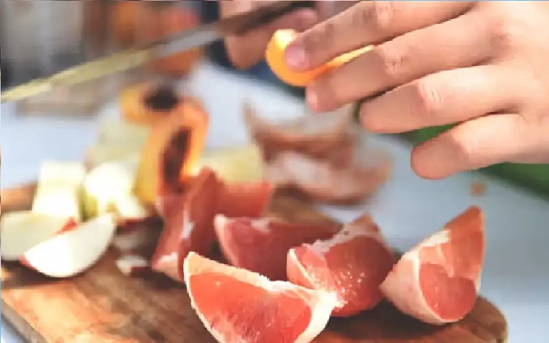 أطباء يحذرون: تناول هذه الفاكهة قد