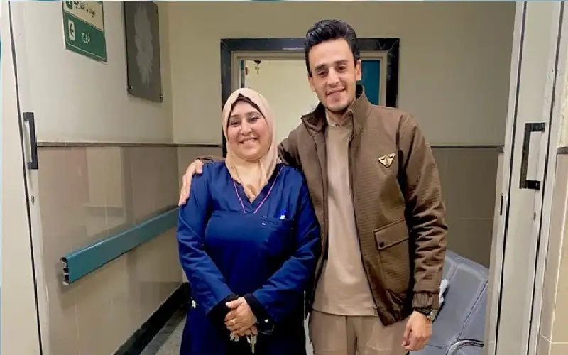 مصر.. صورة تجمع طبيبا بوالدته الممرضة