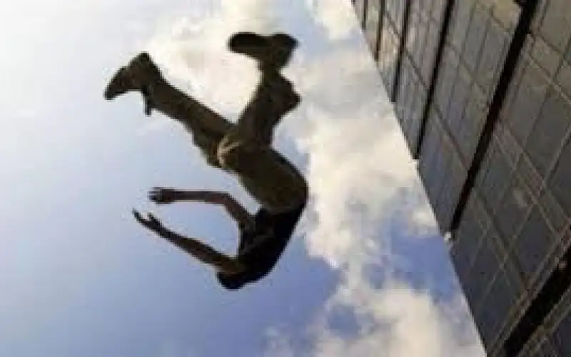 وفاة سيدة ثلاثينية إثر سقوطها من