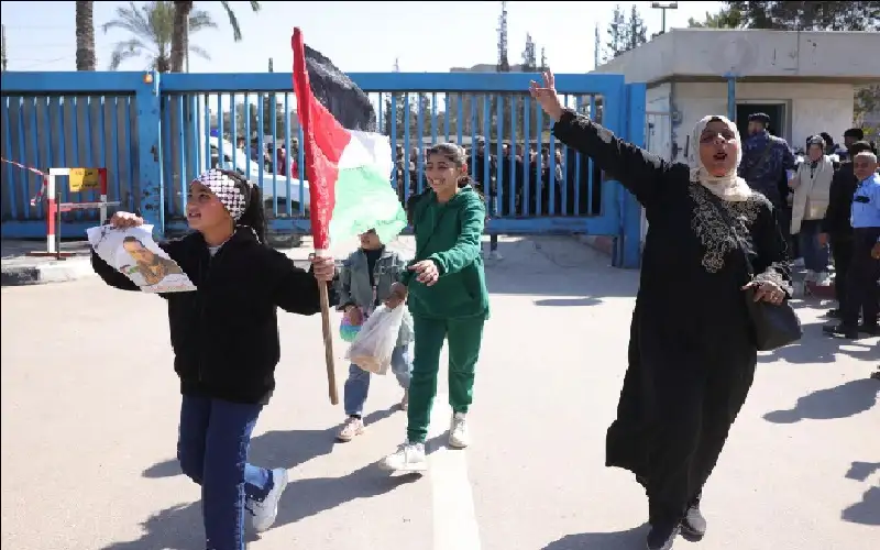 وصول الأسرى الفلسطينيين المفرج عنهم إلى