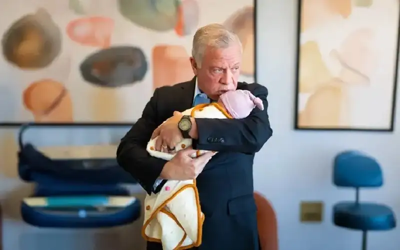 الملك يحتفي بحفيدته الجديدة