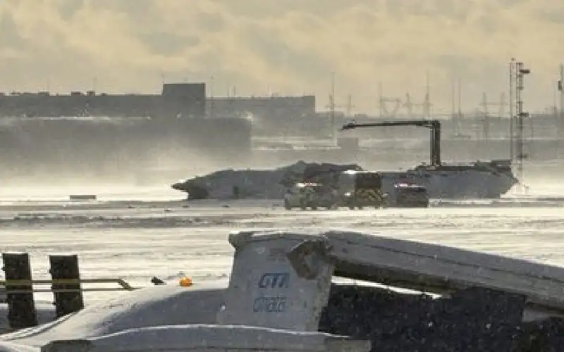 شاهد.. 17 إصابة بتحطم طائرة في