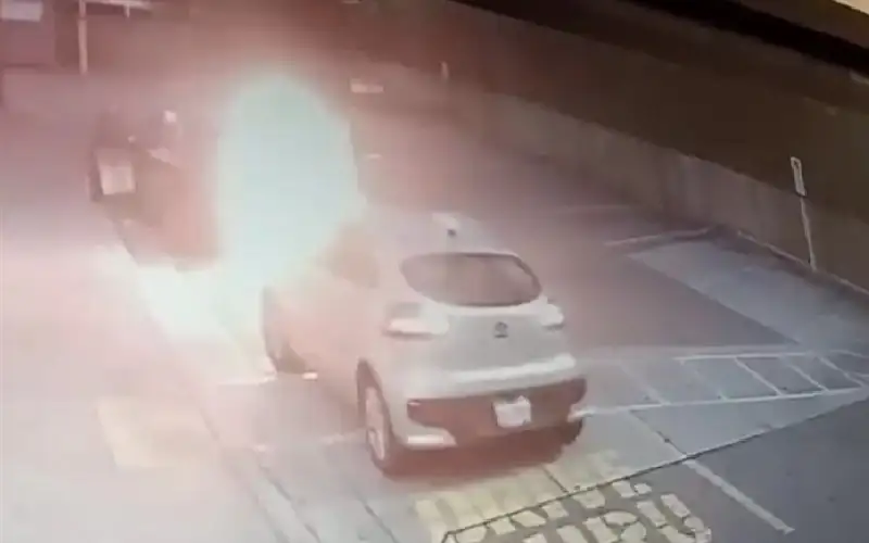 يضرم النار في سيارة فتشتعل ملابسه