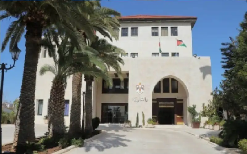 الحكومة تقرر زيادة رواتب المتقاعدين العسكريين