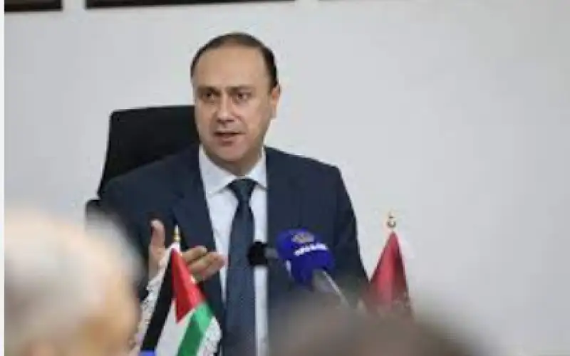 المومني: الملك نجح بإدارة الحوار مع