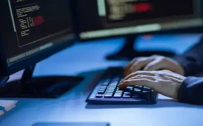 ضبط شخص يدير حسابات وهمية لبيع