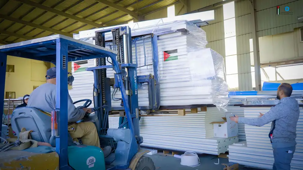 الأردن يبدأ بإرسال البيوت الجاهزة إلى