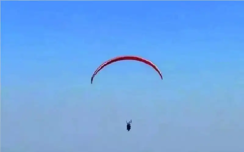طالب هندي يهبط بطائرة على مقر