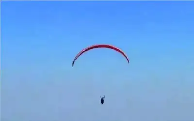 طالب هندي يهبط بطائرة على مقر