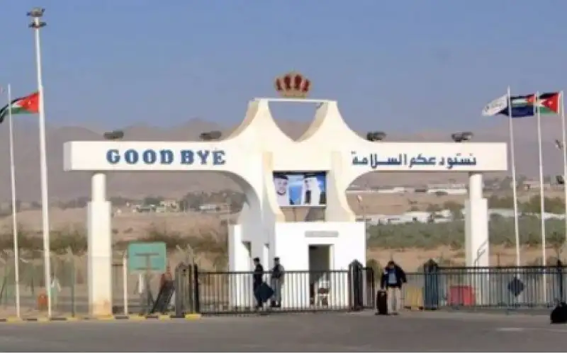 إيقاف حركة المسافرين في جسر الملك