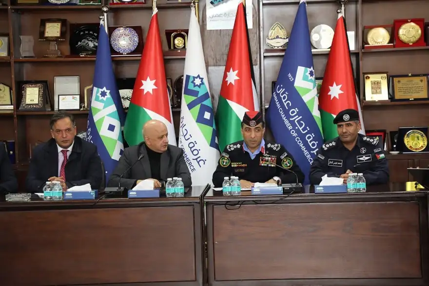 بحث التعاون بين تجارة عمان وإدارة