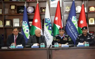 بحث التعاون بين تجارة عمان وإدارة