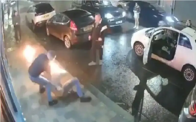 رجل يتعرض لهجوم بفأس وقنبلة حارقة