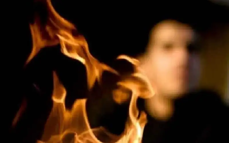 جريمة مروعة.. شاب يشعل النار في
