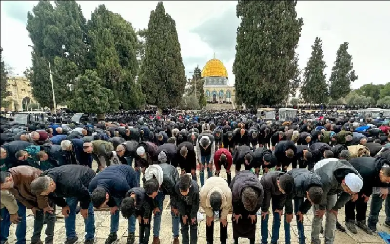 40 ألفا يؤدون صلاة الجمعة في