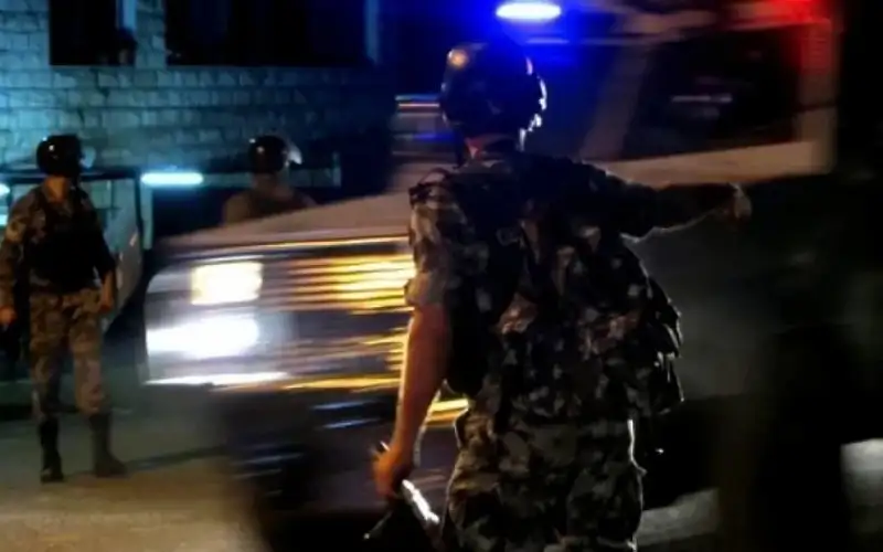 ضبط 10 أشخاص من جنسية عربية