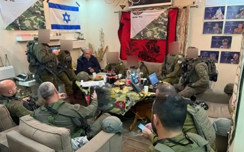 نتنياهو وكاتس يقتحمان منزلا فلسطينيا في