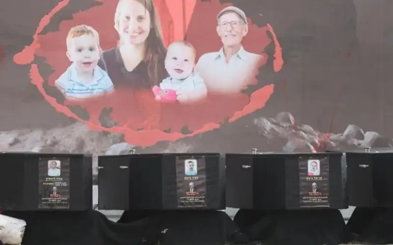 القسام تسلم جثمان الأسيرة بيباس للصليب