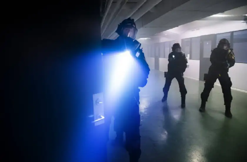 السويد .. ضبظ 3 اشخاص يشبته