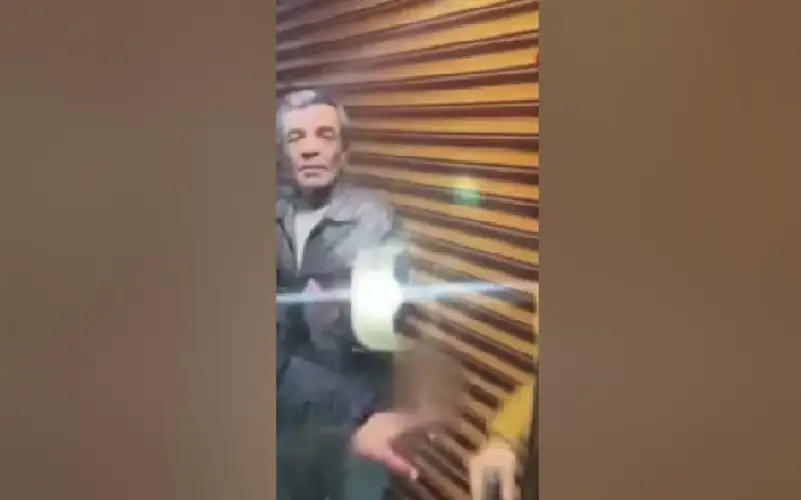 شاهد.. شاب تركي يطلق النار على