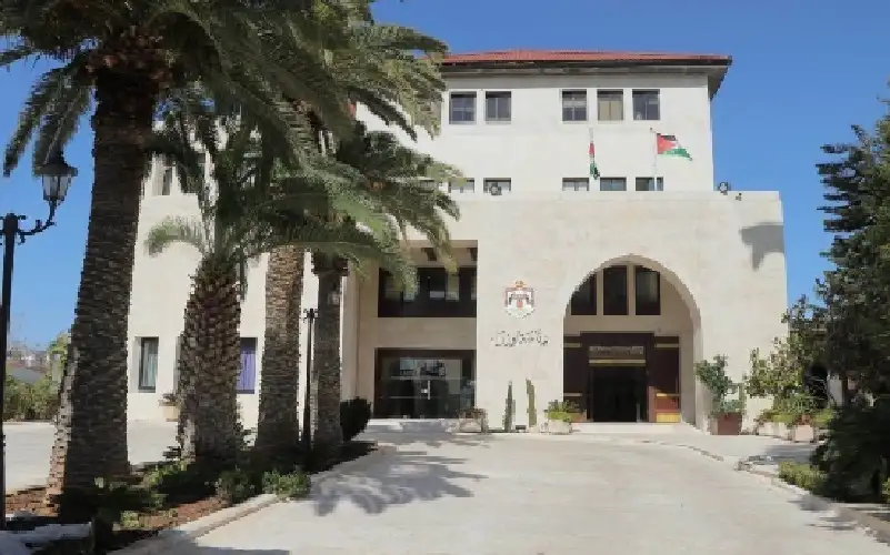 الحكومة تحدد الدوام الرسمي من العاشرة