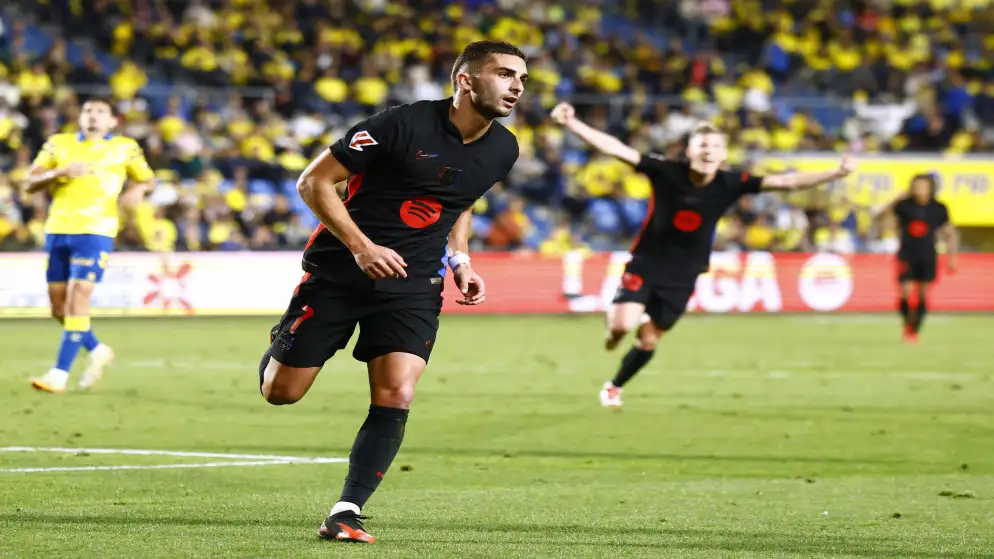 برشلونة يستعيد صدارة الدوري بثنائية في