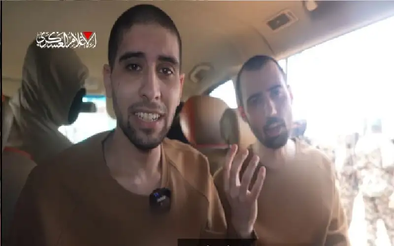 أسيران إسرائيليان يتابعان ما يجري من