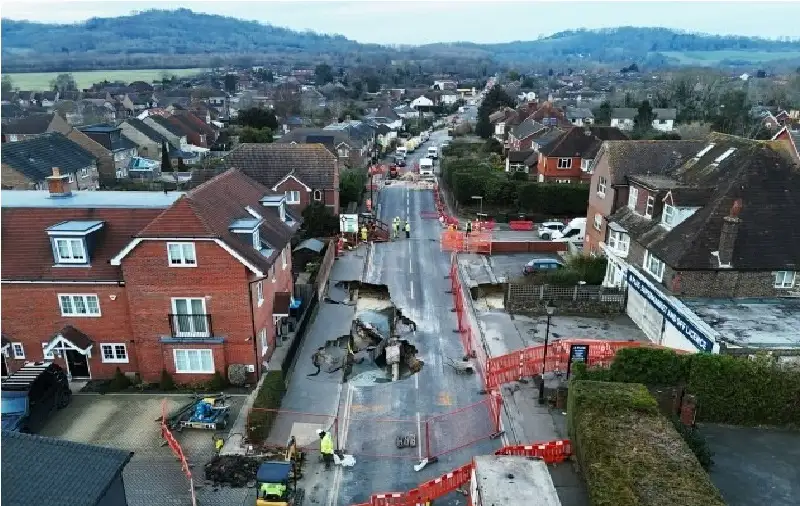 بريطانيا: حفرة عملاقة تبتلع منازل وتثير