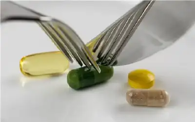 طبيب يحذر: 5 مكملات غذائية ابتعد