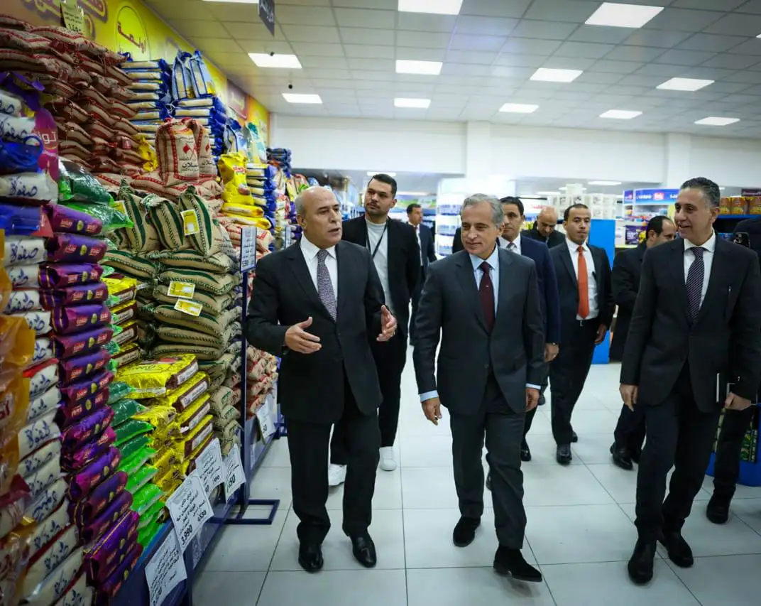 رئيس الوزراء يتفقد أسواق المؤسستين الاستهلاكيتين