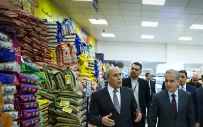 رئيس الوزراء يتفقد أسواق المؤسستين الاستهلاكيتين