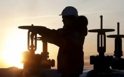 توقعات بزيادة المعروض تدفع أسعار النفط
