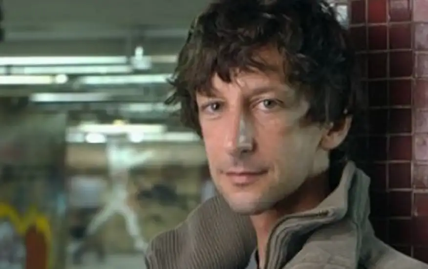 صحفي إسرائيلي يدخن النرجيلة في دمشق