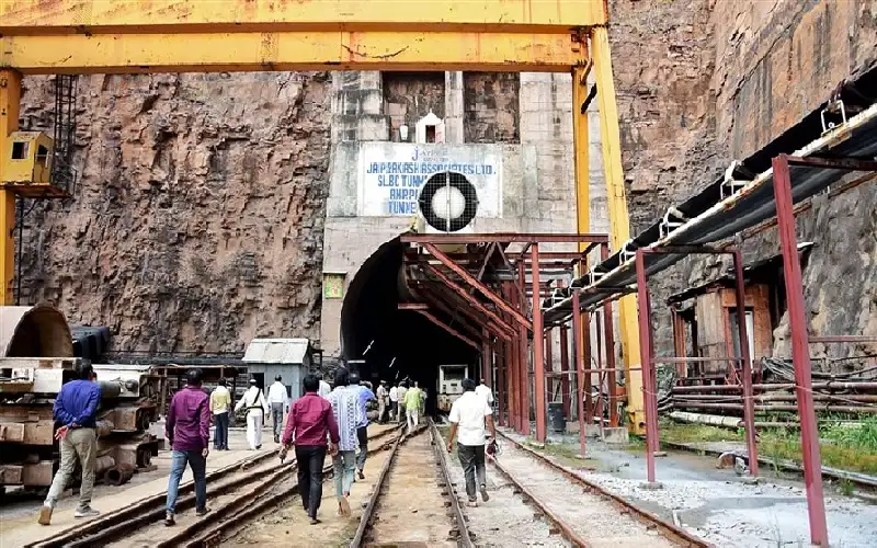 استمرار إنقاذ محاصرين داخل نفق