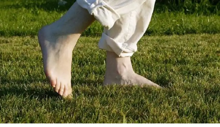 المشي حافي القدمين مفتاحا لصحة أفضل؟