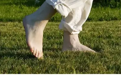 المشي حافي القدمين مفتاحا لصحة أفضل؟